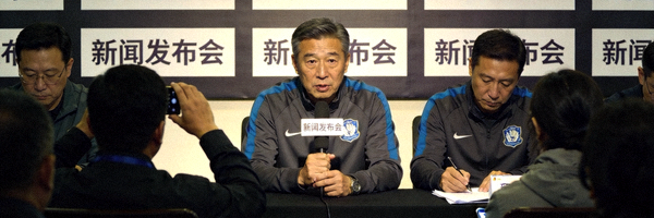 新闻发布会现场，主教练正在回答记者提问